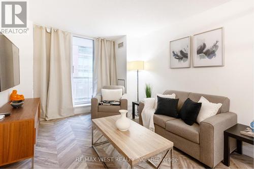 302 - 330 Adelaide Street E, Toronto, ON - Indoor Photo Showing Living Room