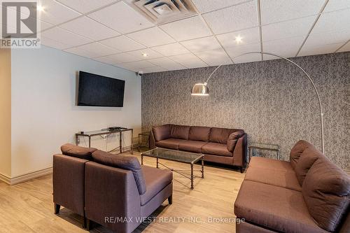 302 - 330 Adelaide Street E, Toronto, ON - Indoor Photo Showing Living Room