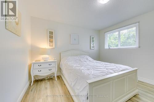 2230 Manchester Drive, Burlington, ON - Indoor Photo Showing Bedroom