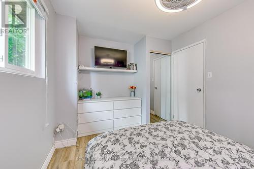 2230 Manchester Drive, Burlington, ON - Indoor Photo Showing Bedroom