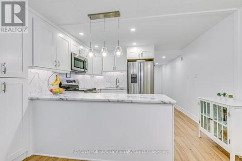 2230 Manchester Drive, Burlington, ON - Indoor Photo Showing Kitchen With Upgraded Kitchen