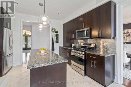 89 Foxtail Court, Halton Hills, ON - Indoor Photo Showing Kitchen With Stainless Steel Kitchen With Upgraded Kitchen