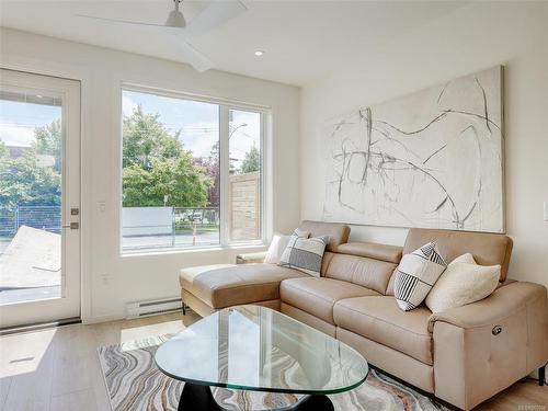 108-2374 Oakville Ave, Sidney, BC - Indoor Photo Showing Living Room