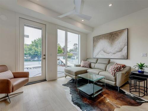 108-2374 Oakville Ave, Sidney, BC - Indoor Photo Showing Living Room