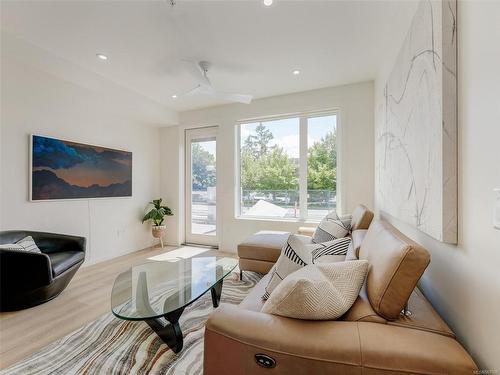 108-2374 Oakville Ave, Sidney, BC - Indoor Photo Showing Living Room