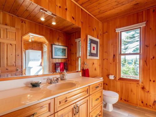 S328 Poplar Bay, S Of Keewatin, ON - Indoor Photo Showing Bathroom