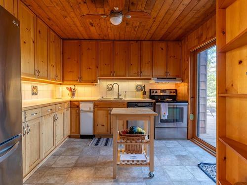 S328 Poplar Bay, S Of Keewatin, ON - Indoor Photo Showing Kitchen