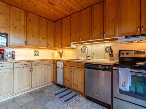 S328 Poplar Bay, S Of Keewatin, ON - Indoor Photo Showing Kitchen With Double Sink