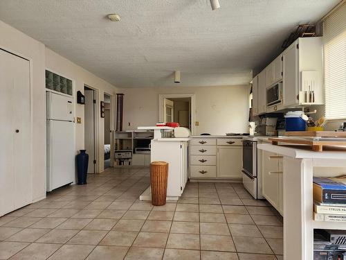 3540 Drinkwater Rd, Ashcroft, BC - Indoor Photo Showing Kitchen