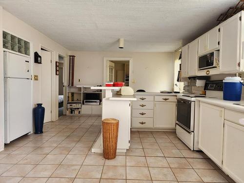 3540 Drinkwater Rd, Ashcroft, BC - Indoor Photo Showing Kitchen