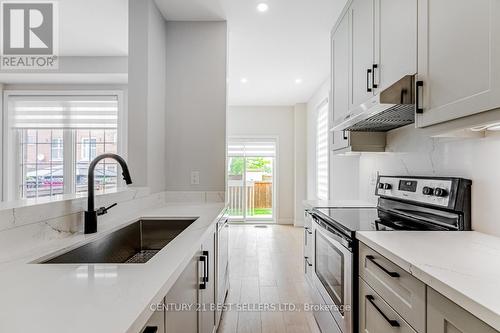 703 Courtney Valley Road, Mississauga, ON - Indoor Photo Showing Kitchen With Upgraded Kitchen