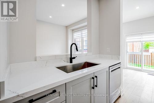 703 Courtney Valley Road, Mississauga, ON - Indoor Photo Showing Kitchen