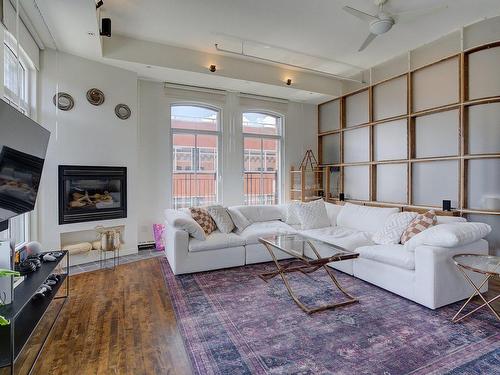 Salon - 607-50 Rue Des Soeurs-Grises, Montréal (Ville-Marie), QC - Indoor Photo Showing Living Room With Fireplace