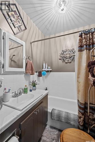 502 12Th Street Nw, Prince Albert, SK - Indoor Photo Showing Bathroom