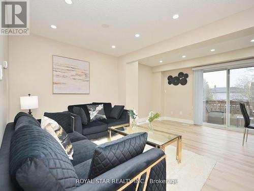 139 - 400 Mississauga Valley Boulevard, Mississauga, ON - Indoor Photo Showing Living Room