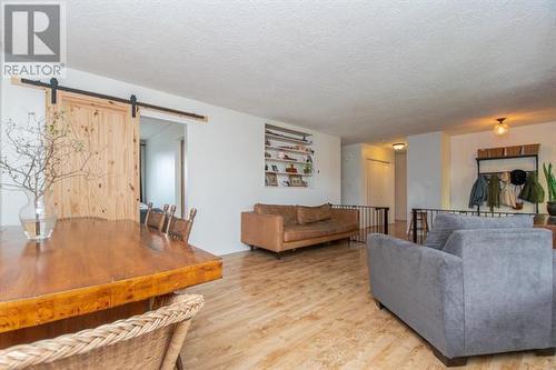 2611 Lakeshore Road, Vernon, BC - Indoor Photo Showing Living Room