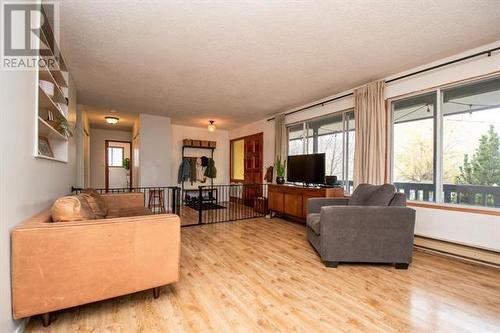 2611 Lakeshore Road, Vernon, BC - Indoor Photo Showing Living Room