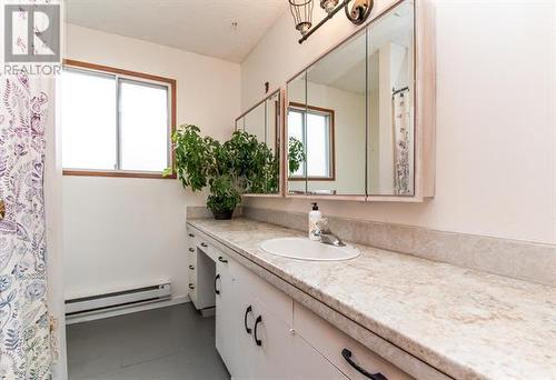 2611 Lakeshore Road, Vernon, BC - Indoor Photo Showing Bathroom