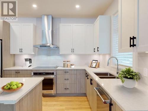 4076 Saturna Ave, Powell River, BC - Indoor Photo Showing Kitchen With Double Sink With Upgraded Kitchen