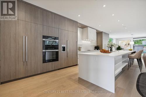 121 Cumberland Drive, Mississauga, ON - Indoor Photo Showing Kitchen With Upgraded Kitchen