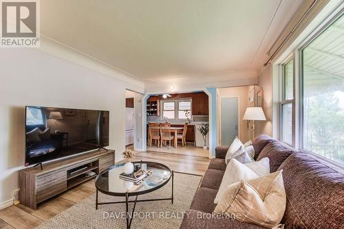 320 Highland Road E, Kitchener, ON - Indoor Photo Showing Living Room