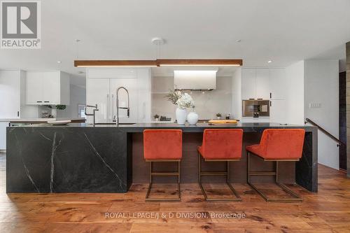 22 Edmund Crescent, Richmond Hill, ON - Indoor Photo Showing Kitchen With Upgraded Kitchen