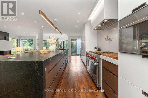 22 Edmund Crescent, Richmond Hill, ON - Indoor Photo Showing Kitchen With Upgraded Kitchen