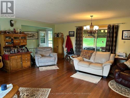 78 Maple Street, Bancroft, ON - Indoor Photo Showing Living Room