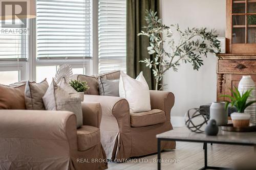 7 Port Hoover Road, Kawartha Lakes, ON - Indoor Photo Showing Living Room