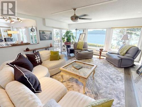 9081 Stager Road, Powell River, BC - Indoor Photo Showing Living Room