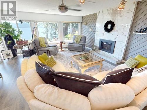 9081 Stager Road, Powell River, BC - Indoor Photo Showing Living Room With Fireplace