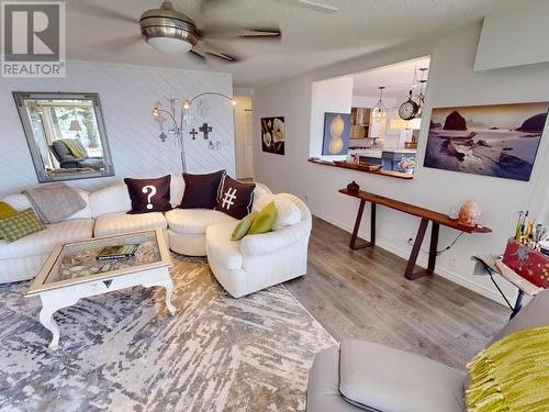 9081 Stager Road, Powell River, BC - Indoor Photo Showing Living Room