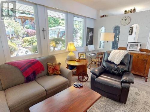 9081 Stager Road, Powell River, BC - Indoor Photo Showing Living Room