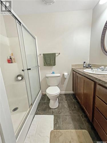 B 8470 Howard Avenue, Gull Lake, SK - Indoor Photo Showing Bathroom