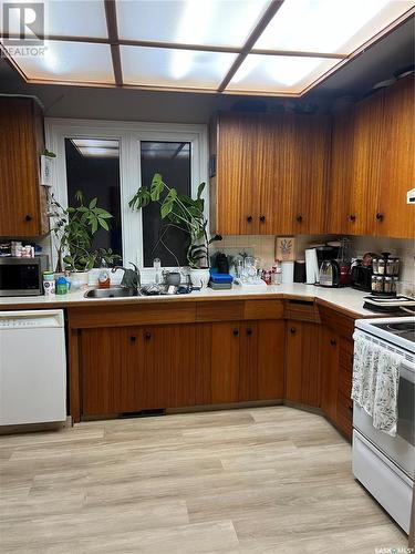 1910 Wilson Crescent, Saskatoon, SK - Indoor Photo Showing Kitchen With Double Sink