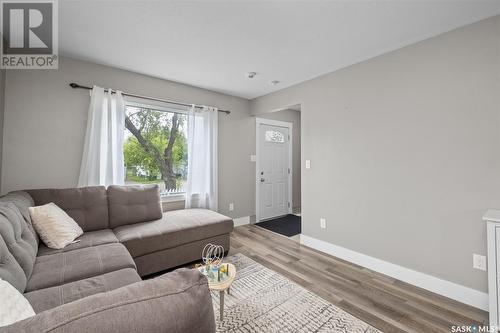 536 13Th Street E, Prince Albert, SK - Indoor Photo Showing Living Room