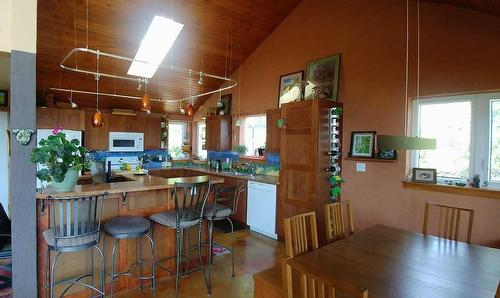 1067 Simmons Road, Creston, BC - Indoor Photo Showing Dining Room