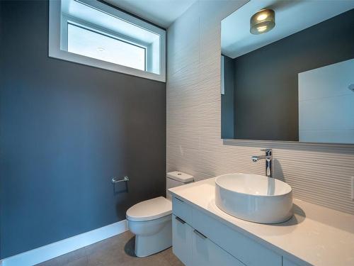 1112 Syer Road, Penticton, BC - Indoor Photo Showing Bathroom