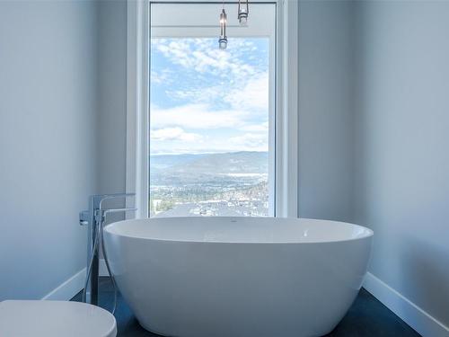 1112 Syer Road, Penticton, BC - Indoor Photo Showing Bathroom