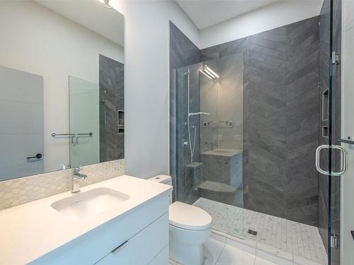 1112 Syer Road, Penticton, BC - Indoor Photo Showing Bathroom