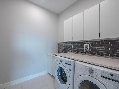 1112 Syer Road, Penticton, BC - Indoor Photo Showing Laundry Room