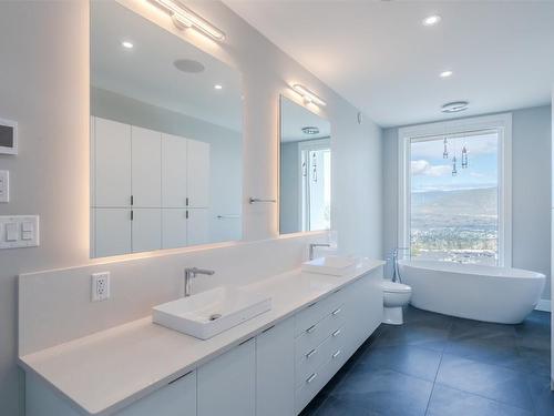 1112 Syer Road, Penticton, BC - Indoor Photo Showing Bathroom