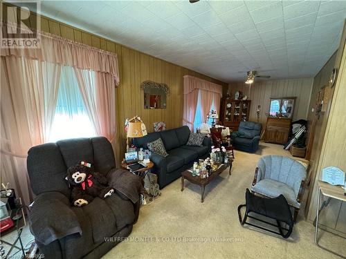 715 Durham Street E, Brockton, ON - Indoor Photo Showing Living Room