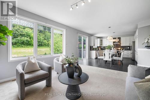 340 Falling Green Crescent, Kitchener, ON - Indoor Photo Showing Living Room