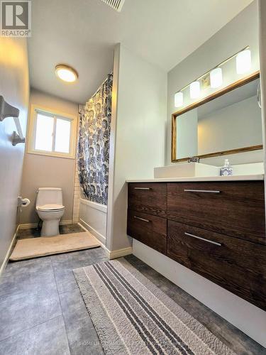 33 Hillside Road, Ingersoll, ON - Indoor Photo Showing Bathroom