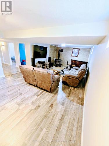 33 Hillside Road, Ingersoll, ON - Indoor Photo Showing Living Room
