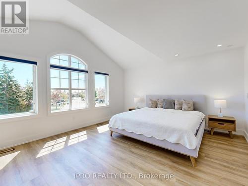 2358 Yorktown Circle, Mississauga, ON - Indoor Photo Showing Bedroom