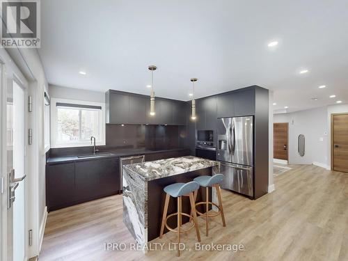 2358 Yorktown Circle, Mississauga, ON - Indoor Photo Showing Kitchen With Upgraded Kitchen