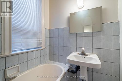 350 Cannon Street E, Hamilton, ON - Indoor Photo Showing Bathroom