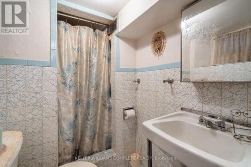 350 Cannon Street E, Hamilton, ON - Indoor Photo Showing Bathroom
